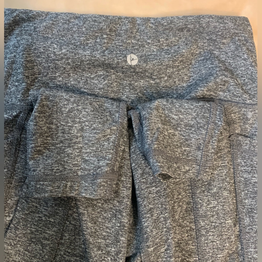 Gray leggings with pockets